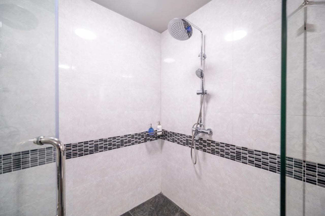 Luxury 3 Bhk 200m From The
